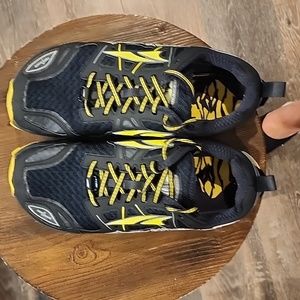 Plenty of miles left men's Altra lone peak 3.0 hiking shoes sz 11 blk and yellow
